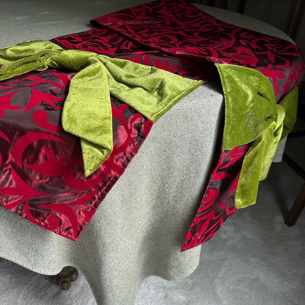 Holiday table runner for the year of the bow!